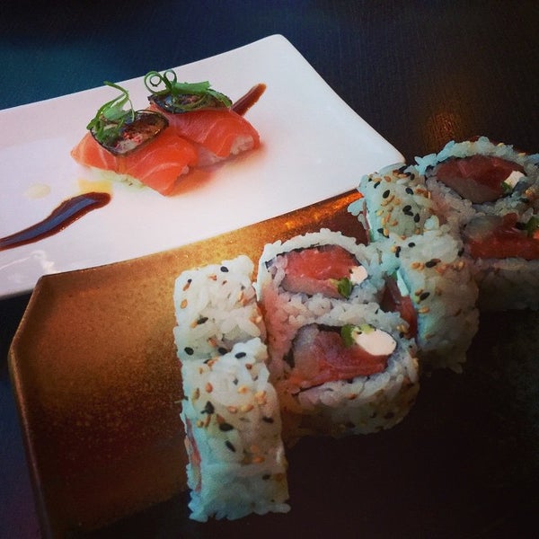 Снимок сделан в Sushi On The Rock пользователем LiveFit F. 5/14/2015