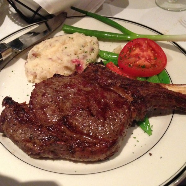 Снимок сделан в Silver Fox Steakhouse пользователем Ted P. 4/4/2013