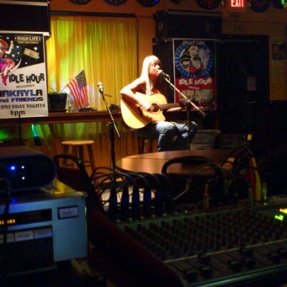 Foto tirada no(a) Bobby&#39;s Idle Hour Tavern por Luke G. em 6/1/2013