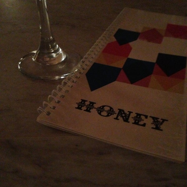 Das Foto wurde bei Honey Bar and Restaurant von Bex am 4/26/2013 aufgenommen