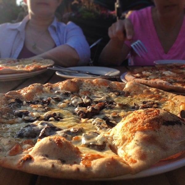 6/26/2014 tarihinde Jennifer C.ziyaretçi tarafından Napa Wood Fired Pizzeria'de çekilen fotoğraf