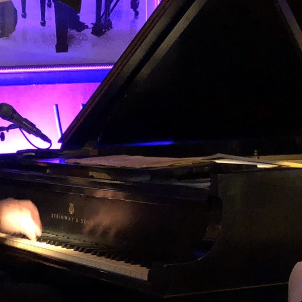 Foto diambil di Carli&#39;s Fine Bistro and Piano oleh  Ed B. pada 1/4/2018