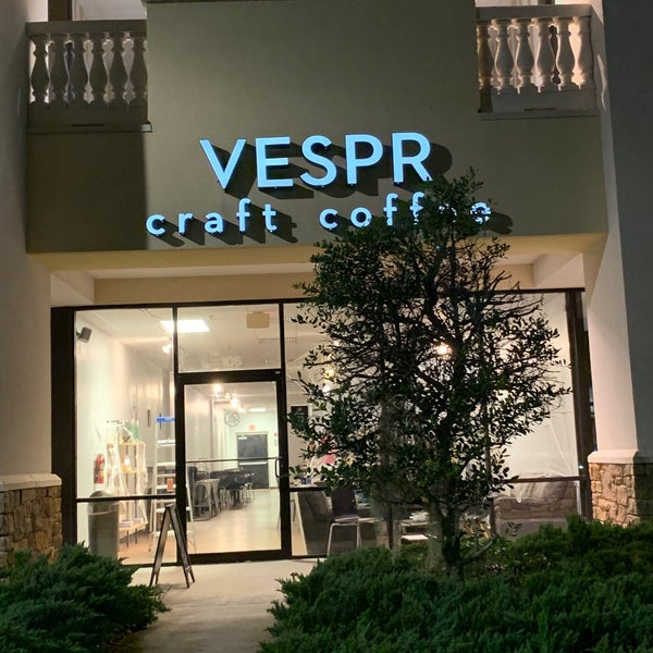 Photo prise au Vespr Craft Coffee &amp; Allures par Hazem A. le10/28/2019