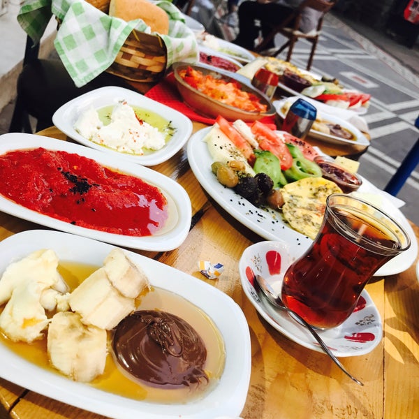 Foto diambil di Tosbağa Cafe oleh ibrahim yücel pada 9/18/2017