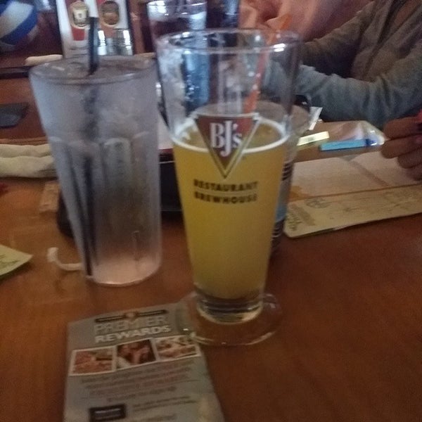 Photo taken at BJ&#39;s Restaurant &amp; Brewhouse by Jonathan on 10/26/2014