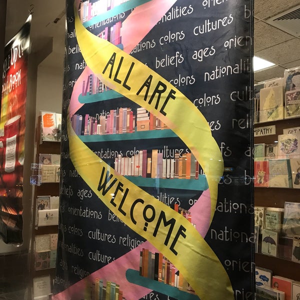 1/6/2018 tarihinde JoEllen E.ziyaretçi tarafından Politics &amp; Prose Bookstore'de çekilen fotoğraf