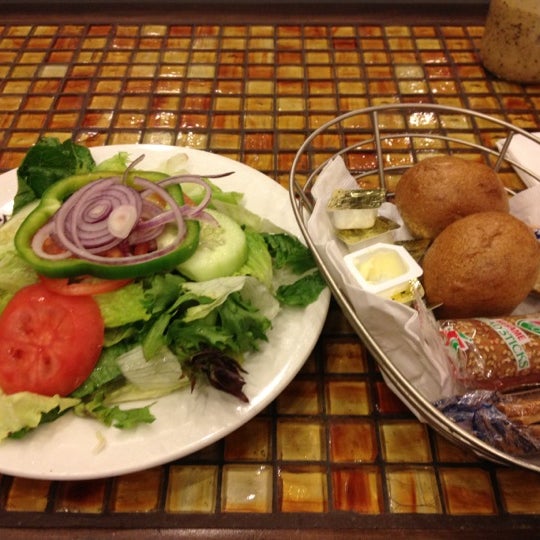Foto diambil di Good Eats Diner oleh Nikki T. pada 10/18/2012