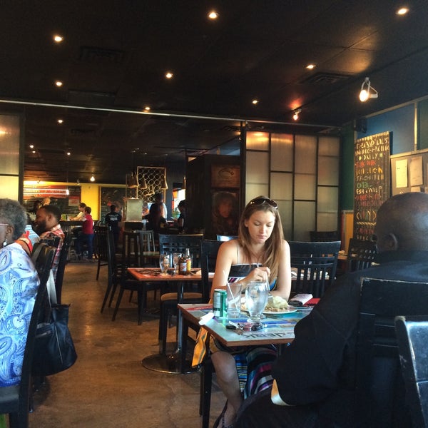 8/9/2015 tarihinde Irishka G.ziyaretçi tarafından The Real Jerk Restaurant'de çekilen fotoğraf
