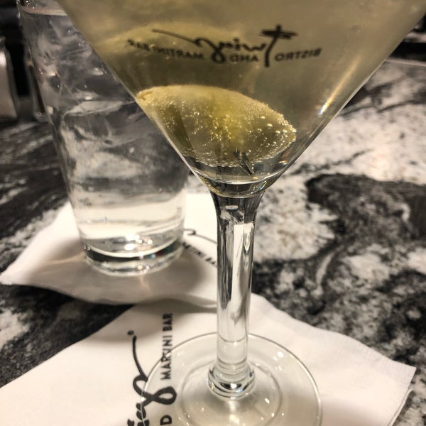 Foto diambil di Twigs Bistro &amp; Martini Bar oleh KAllyn pada 6/30/2019