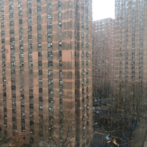 Foto diambil di Courtyard by Marriott New York Manhattan/Upper East Side oleh KAllyn pada 2/4/2022