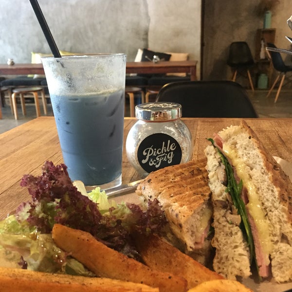 Nothing much to shout about the Paninis but the Focaccia bread was fragrant and toasted to a nice texture. Blue pea Latte was weird for me tho...