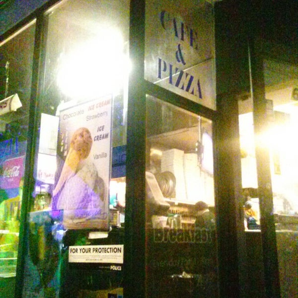 Foto tomada en Venezia Pizza &amp; Lounge  por Xtine D. el 4/3/2013