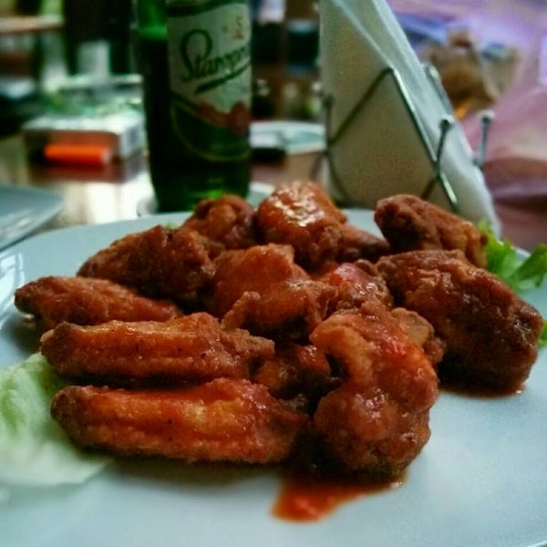 Spicy chicken wings & dark beer