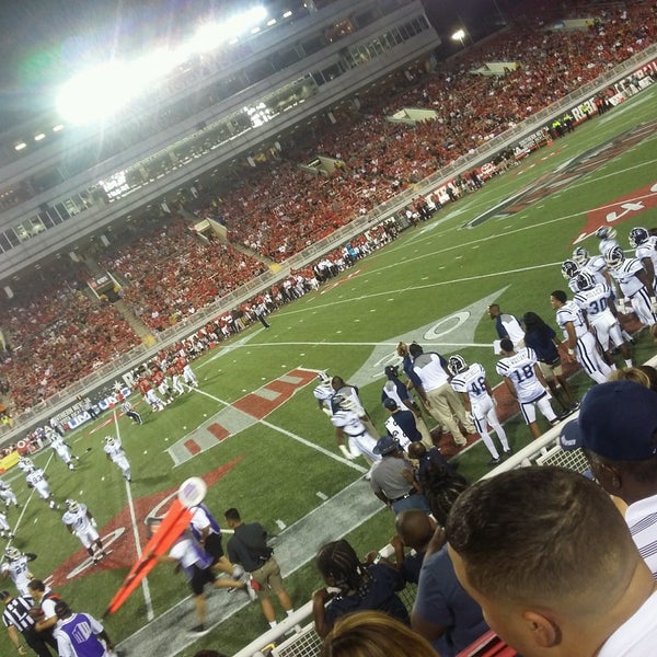 รูปภาพถ่ายที่ Sam Boyd Stadium โดย Travis M. เมื่อ 9/2/2016