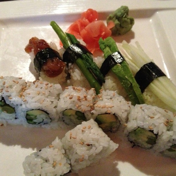 รูปภาพถ่ายที่ Sogo Hibachi Grill &amp; Sushi Lounge โดย James C. เมื่อ 1/21/2013