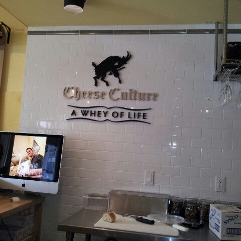 1/16/2013 tarihinde Chris H.ziyaretçi tarafından Cheese Culture'de çekilen fotoğraf