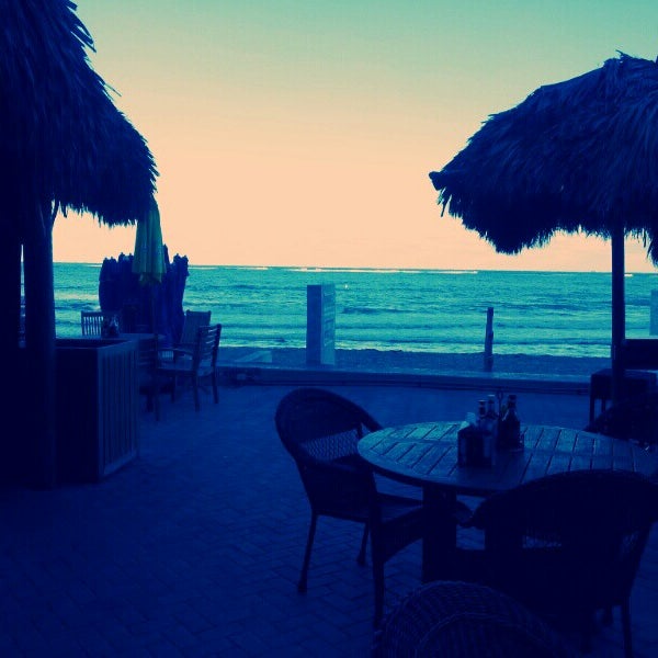 2/17/2013にChris H.がBamboo Beach Tiki Bar &amp; Cafeで撮った写真