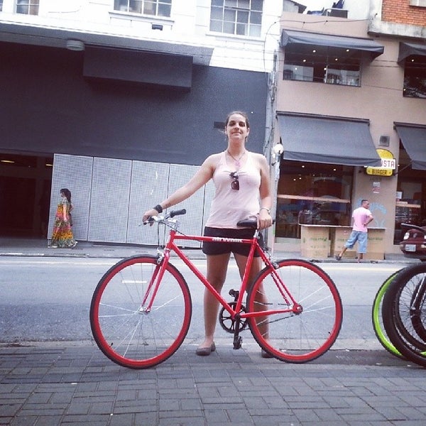 รูปภาพถ่ายที่ Spokes Bike Shop โดย Ismael P. เมื่อ 12/7/2013