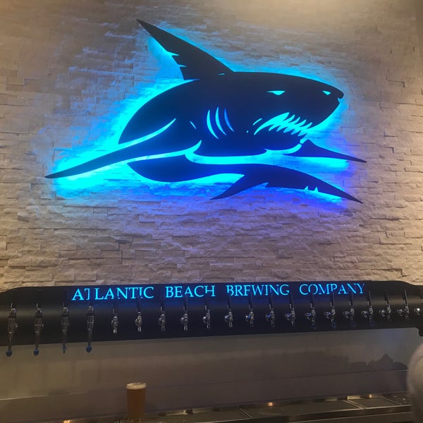 Снимок сделан в Atlantic Beach Brewing Company пользователем S 6/10/2017