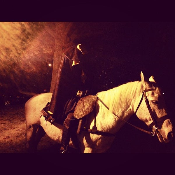 รูปภาพถ่ายที่ Horseman&#39;s Hollow (at Philipsburg Manor) โดย ᴡ G. เมื่อ 10/26/2012