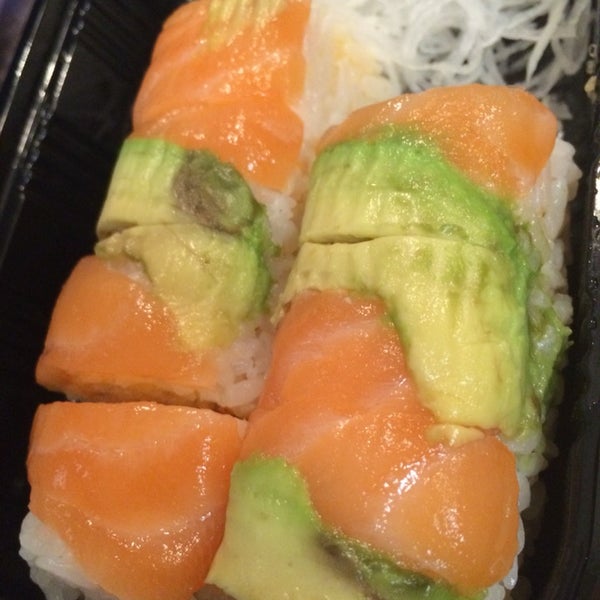 This was the roll the owner claims he made w/ fresh avocado (note the brown spots indicating such freshness) and refused to refund when I informed him of my displeasure. 2nd disappointment in a row.