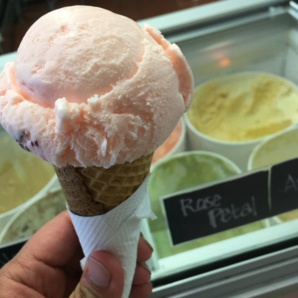 รูปภาพถ่ายที่ Frozen Art Gourmet Ice Cream โดย Khoa P. เมื่อ 6/30/2016