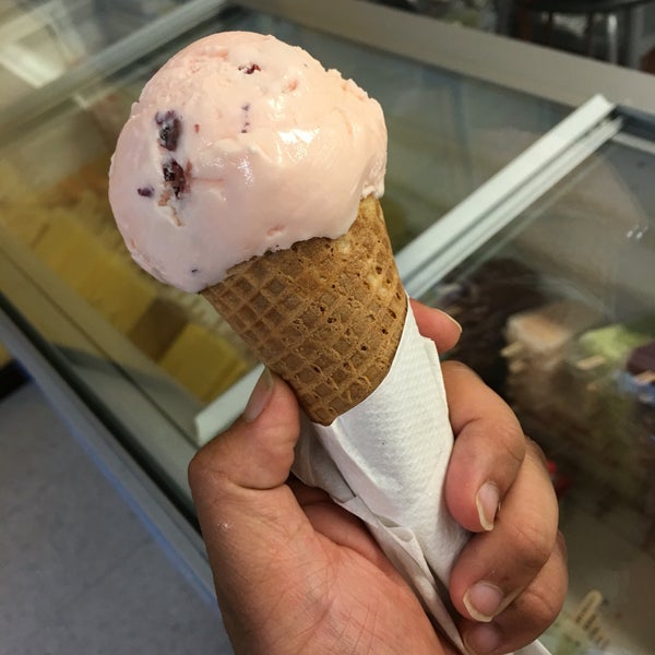 รูปภาพถ่ายที่ Frozen Art Gourmet Ice Cream โดย Khoa P. เมื่อ 6/4/2016