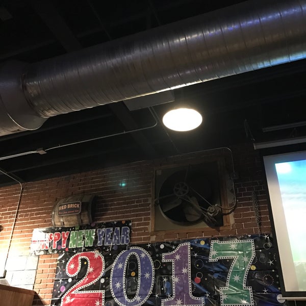 Foto scattata a Midway Pub da Jake il 1/1/2017