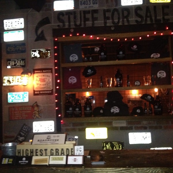 Foto diambil di Roadhouse Pub &amp; Eatery oleh Jared K. pada 1/18/2014