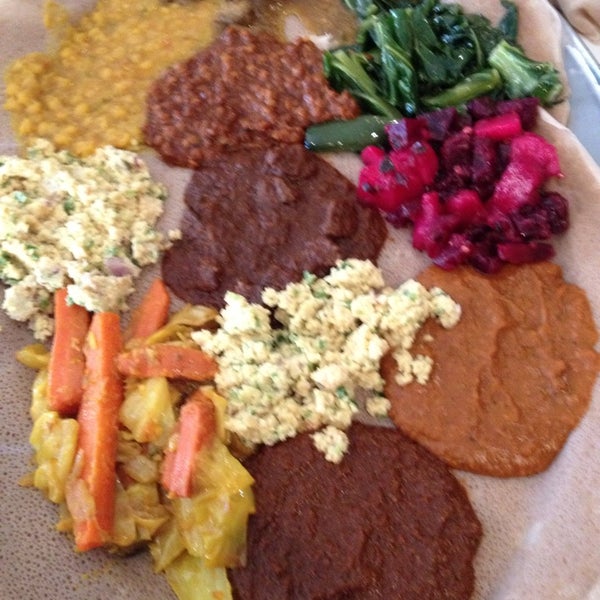Das Foto wurde bei Bati Ethiopian Restaurant von Karen am 3/31/2014 aufgenommen