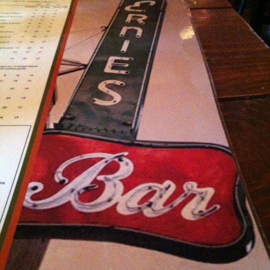 Foto diambil di Ernie&#39;s Bar &amp; Pizza oleh Kendra O. pada 12/16/2012