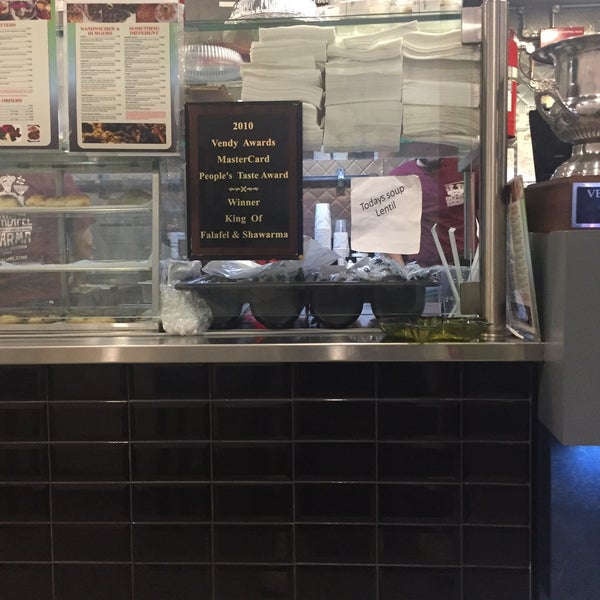 Foto tirada no(a) King Of Falafel &amp; Shawarma por @Ronnie em 4/15/2019