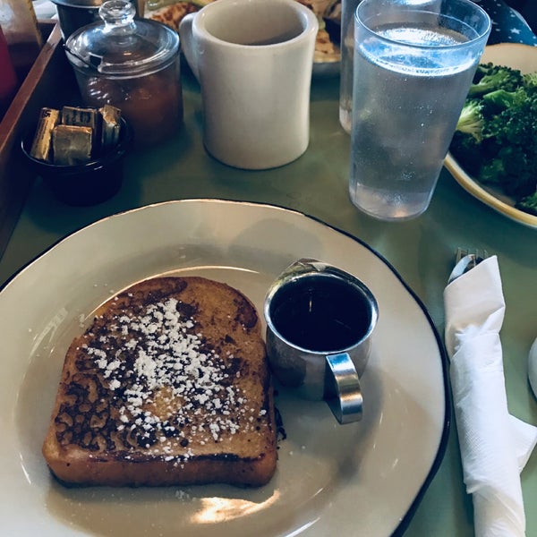 Photo taken at Honey&#39;s Sit &#39;n Eat by Aree A. on 1/31/2019