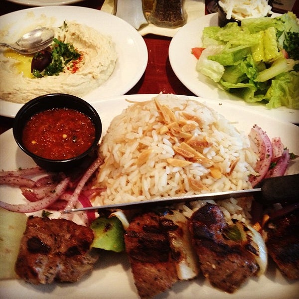 Das Foto wurde bei Maroosh Mediterranean Restaurant von Esteicy am 1/4/2013 aufgenommen