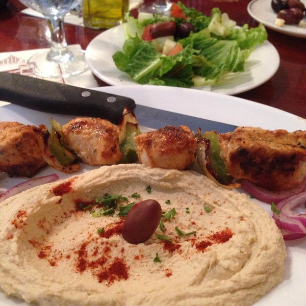 Das Foto wurde bei Maroosh Mediterranean Restaurant von Esteicy am 7/9/2015 aufgenommen