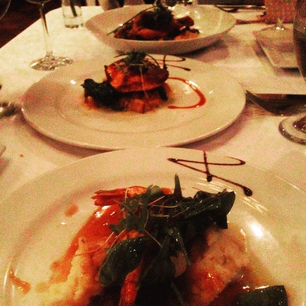 Foto diambil di Chef Adrianne&#39;s Vineyard Restaurant and Wine Bar oleh Esteicy pada 8/22/2015