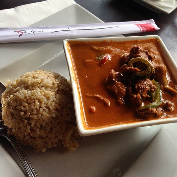 Foto scattata a Red Koi Thai &amp; Sushi Lounge da Esteicy il 9/17/2014