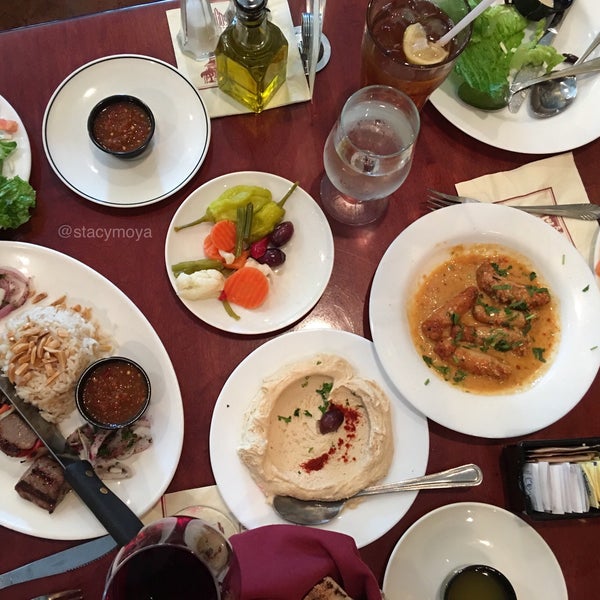 Das Foto wurde bei Maroosh Mediterranean Restaurant von Esteicy am 12/1/2016 aufgenommen