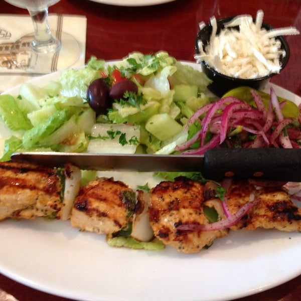 Das Foto wurde bei Maroosh Mediterranean Restaurant von Esteicy am 7/25/2013 aufgenommen