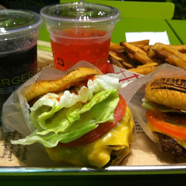 รูปภาพถ่ายที่ BurgerFi โดย Leslie M. เมื่อ 2/21/2013