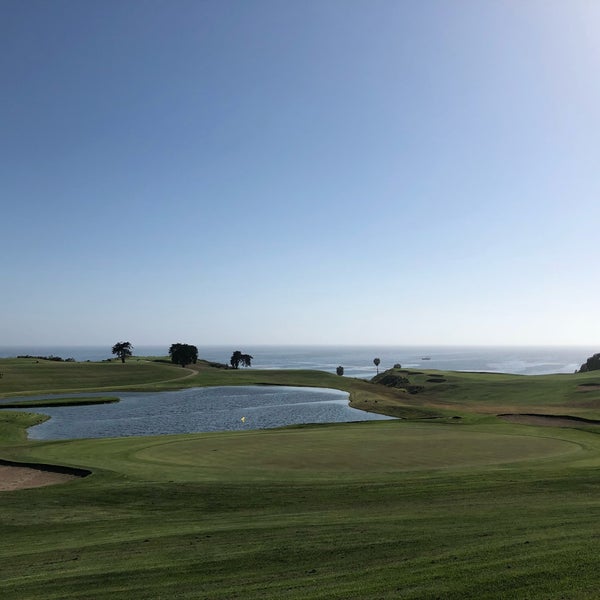 Foto scattata a Sandpiper Golf Course da Laura H. il 6/5/2018