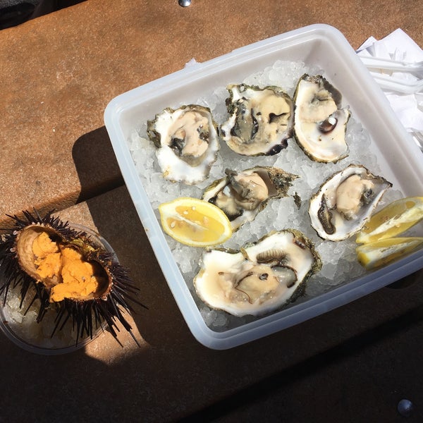 Foto tirada no(a) Santa Barbara Fish Market por Laura H. em 7/16/2016