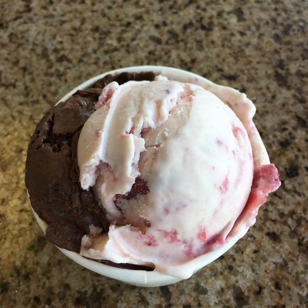 รูปภาพถ่ายที่ Mission Street Ice Cream and Yogurt - Featuring McConnell&#39;s Fine Ice Creams โดย Laura H. เมื่อ 10/24/2016