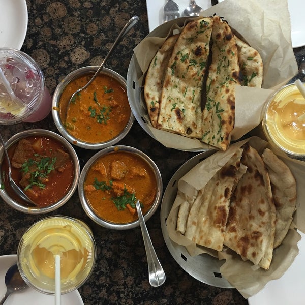 Foto scattata a Bhanu&#39;s Indian Grocery &amp; Cuisine da Laura H. il 8/3/2016