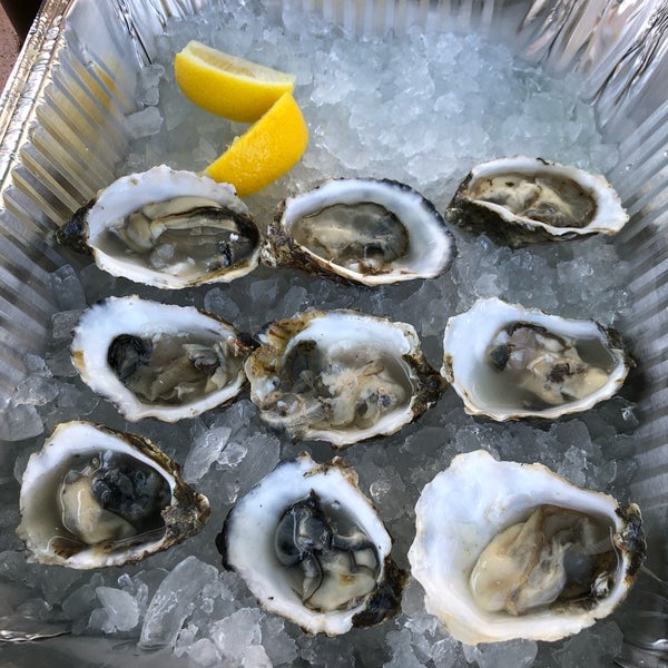 Foto scattata a Santa Barbara Fish Market da Laura H. il 9/8/2019
