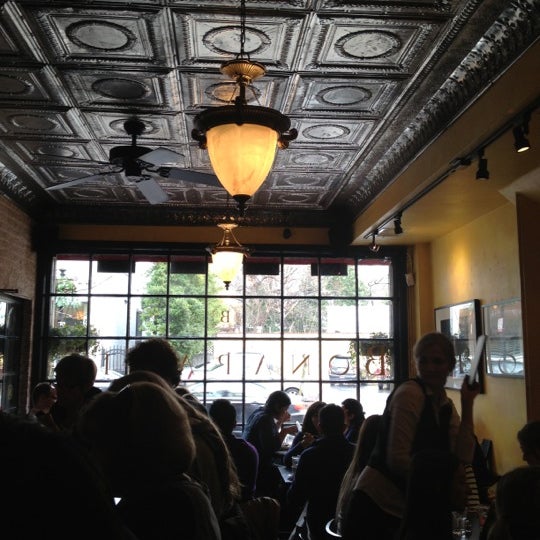รูปภาพถ่ายที่ Café Bonaparte โดย Jacinto Y. เมื่อ 2/23/2013