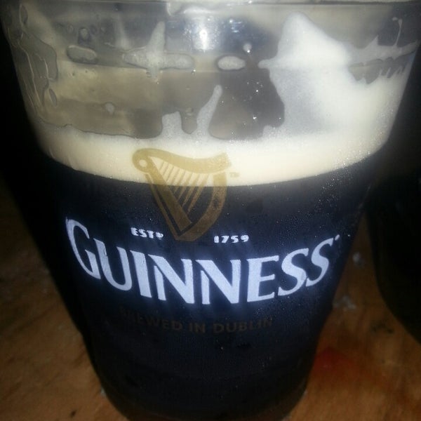Снимок сделан в O&#39;Tooles Irish Pub пользователем Dorian C. 3/18/2013