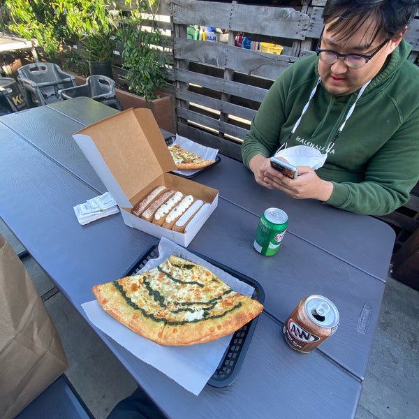 3/25/2022 tarihinde Terence L.ziyaretçi tarafından Rotten City Pizza'de çekilen fotoğraf