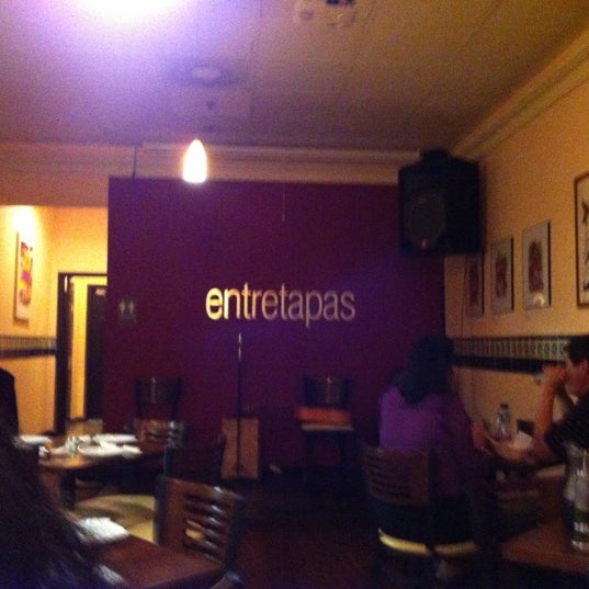 Das Foto wurde bei Entretapas von Luis L. am 10/7/2012 aufgenommen