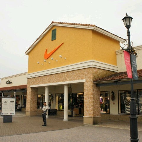 Nike Factory Store 505人の訪問者